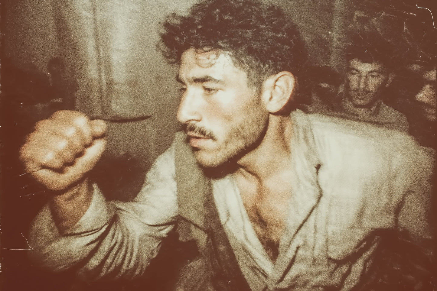 fellaga en mouvement, poing serré, regard déterminé
