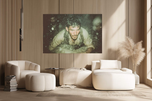 fellaga rampant dans l’eau et la nuit, regard concentré